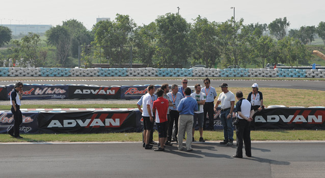Briefing-on-the-track.jpg
