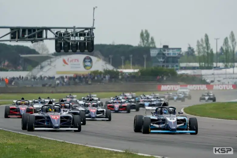 F4 Academy : Guillaume Bouzar prend l’avantage à Nogaro